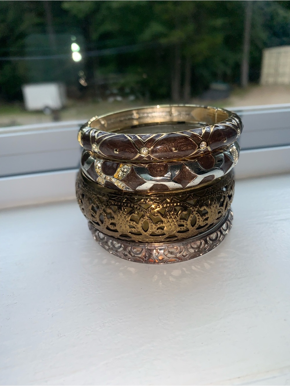 Vintage Stackable Women’s Metal Bangle Bracelet Set in Gold and Bronze Tones